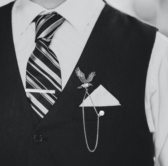 how to wear a tie clip with chain